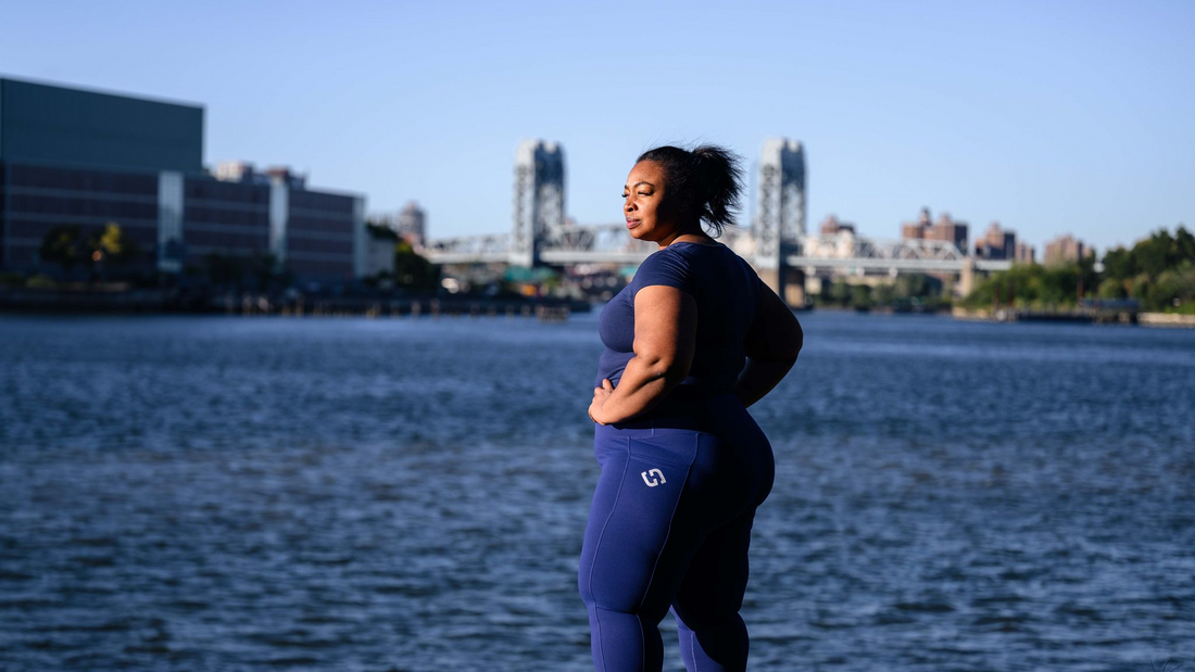 Plus size woman wearing Superfit Hero's Superhold Pocket Leggings Cobalt.