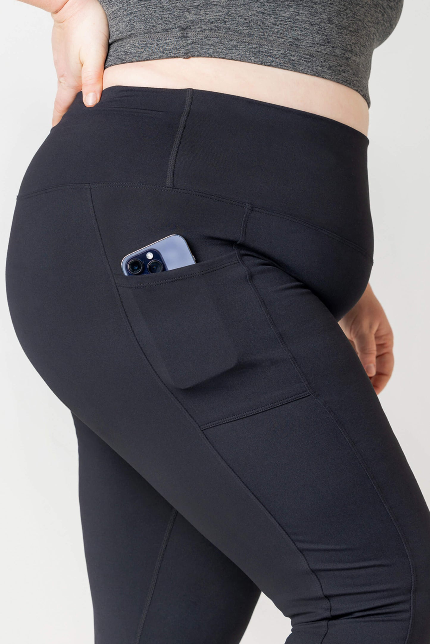 Closeup view of phone in pocket in Superfit Hero plus size pocket leggings.