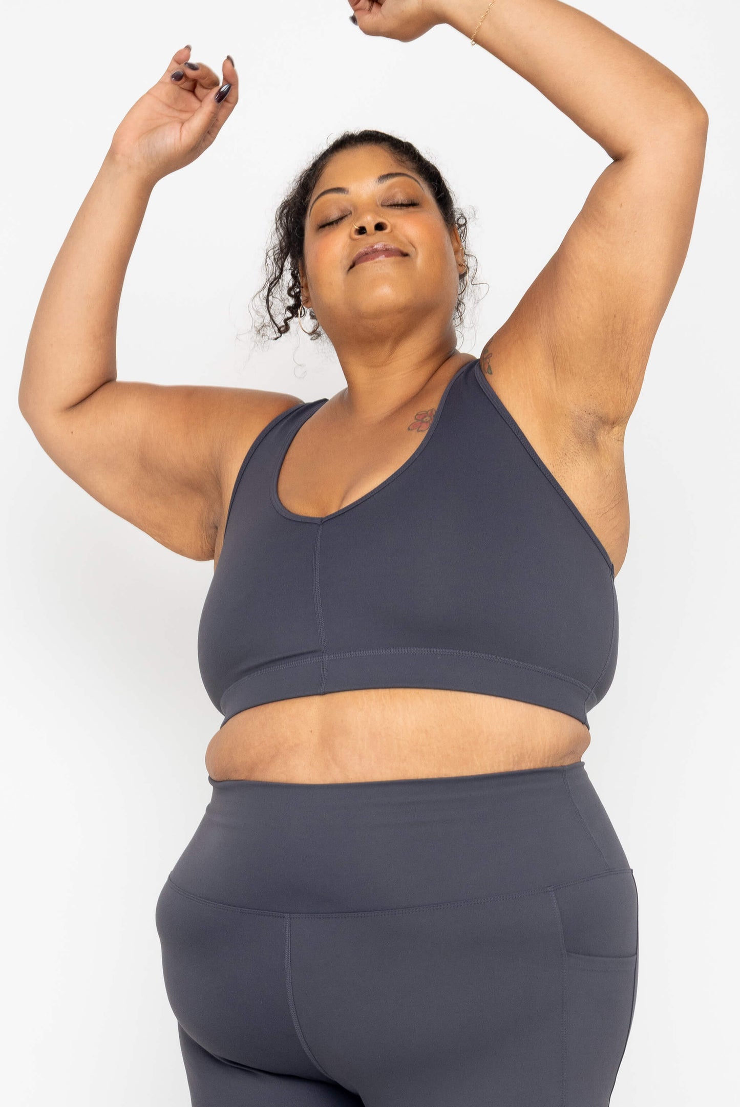 Model with her arms up, wearing Superfit Hero SuperHold™ V-neck Sports Bra in color Carbon, size 3X