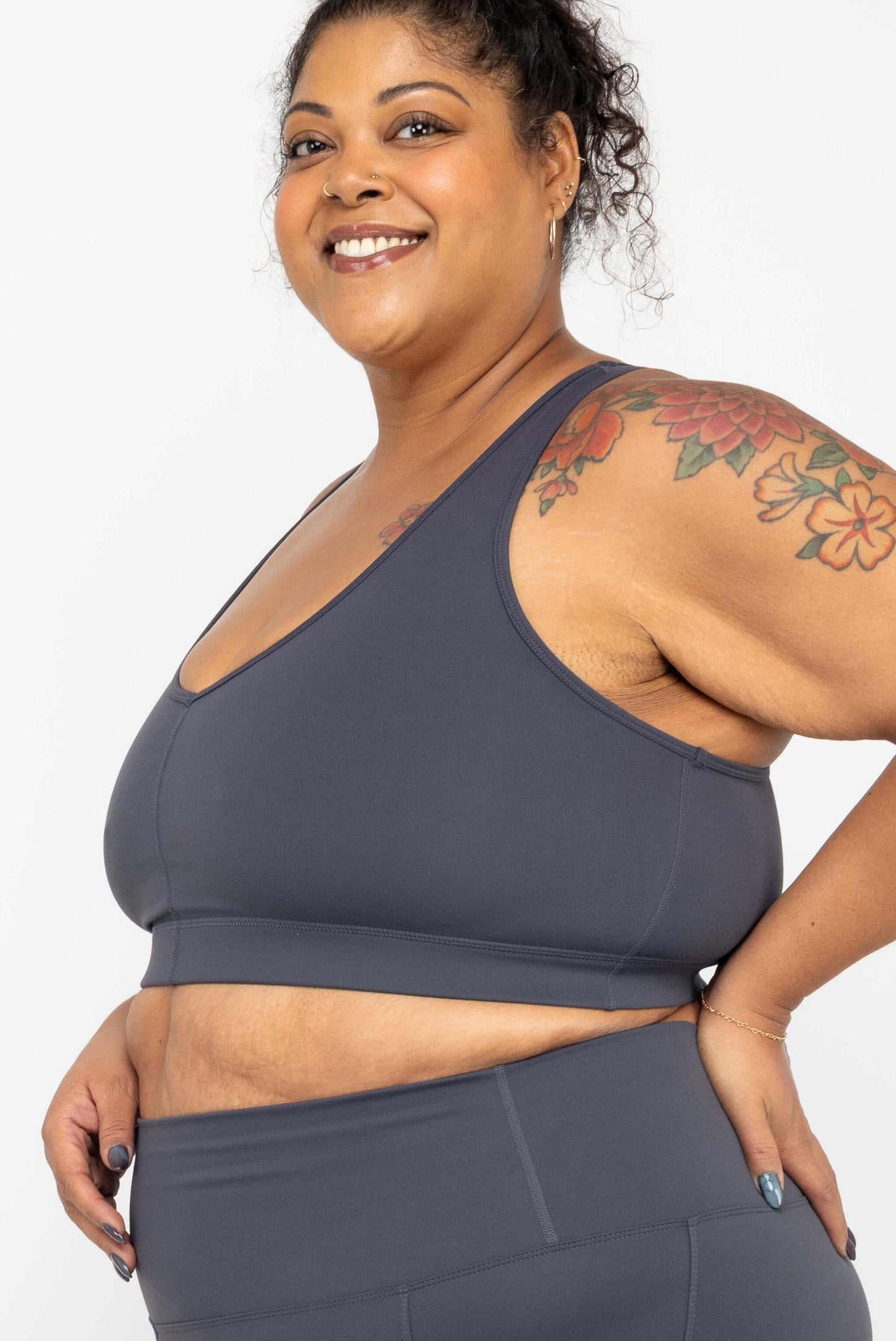 Profile of model wearing Superfit Hero SuperHold™ V-neck Sports Bra in color Carbon, size 3X
