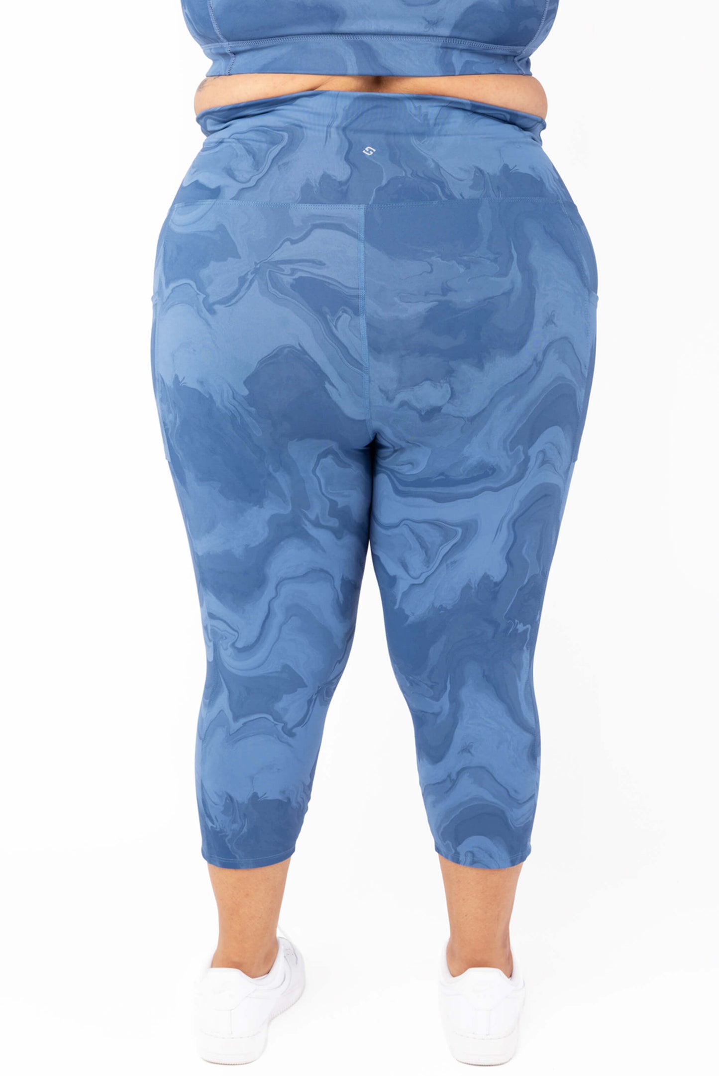 back view Plus size SuperHold capris with pockets in moonlight marble print size 2X