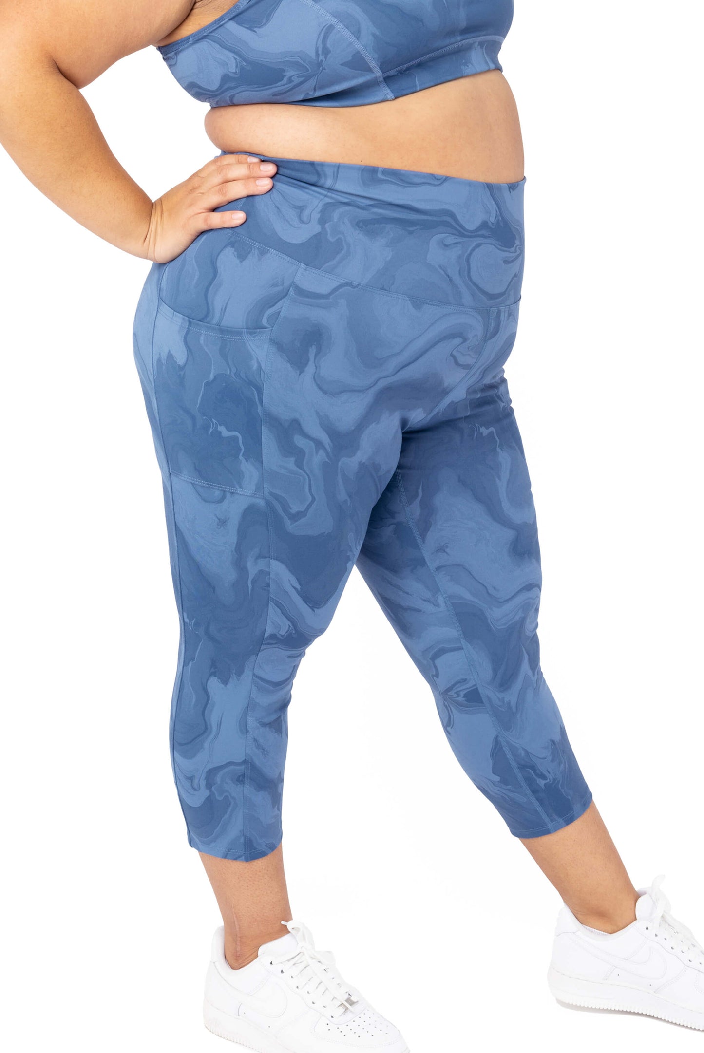 Plus size SuperHold capris with pockets in moonlight marble print size 2X