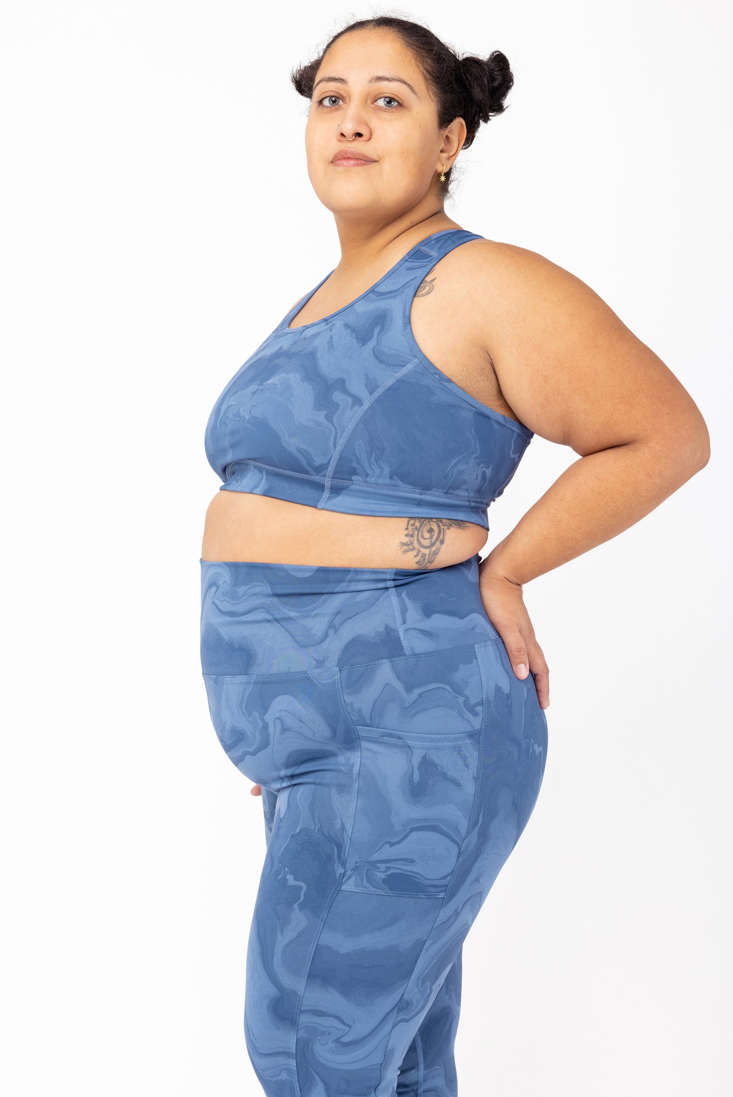 model profile view of SuperHold pocket leggings in moonlight marble print