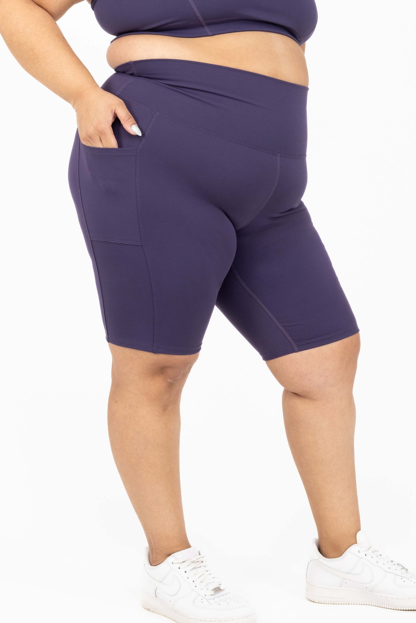 Plus size 11 inch pocket shorts deep purple closeup pocket