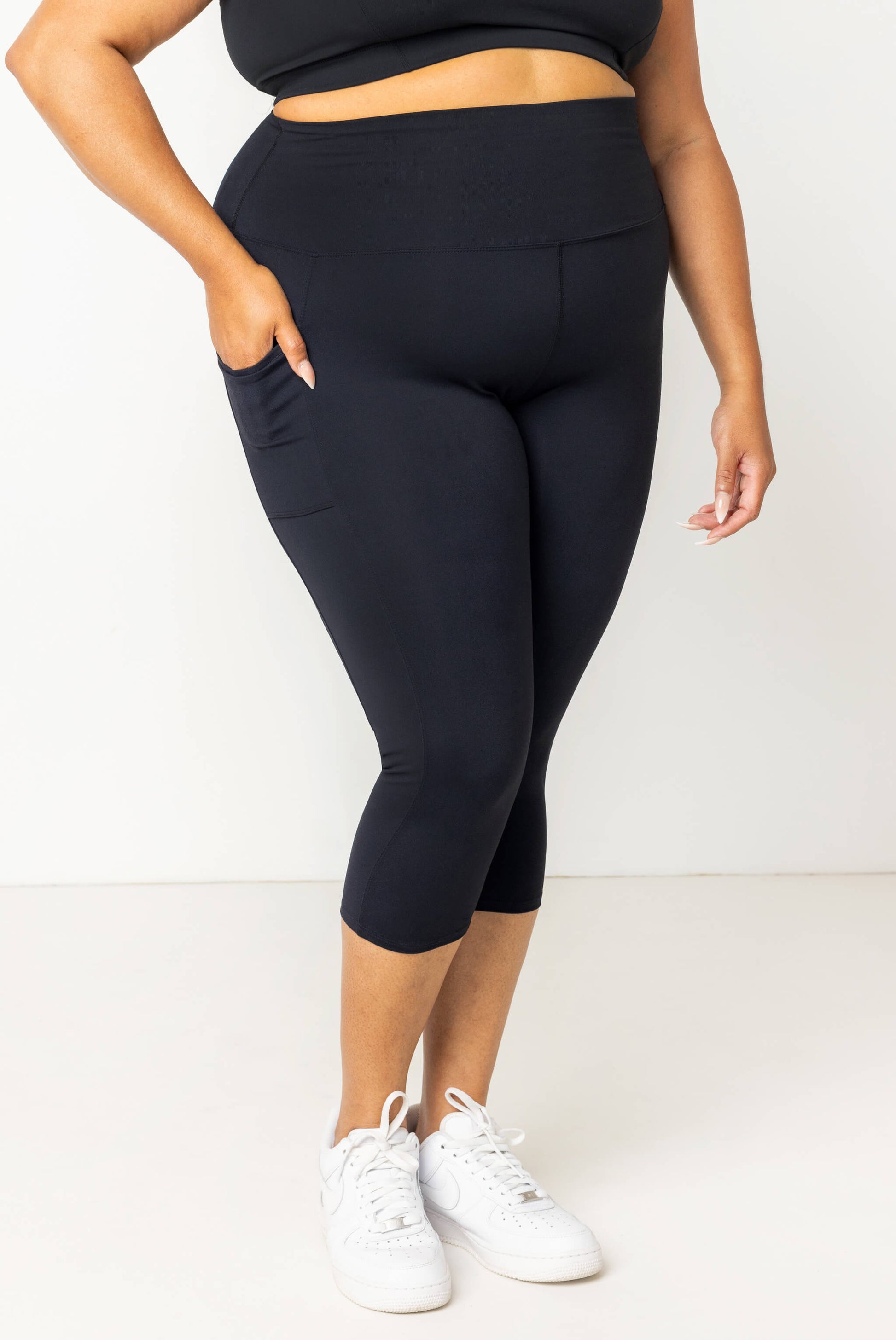 Black SuperHold capris with pockets in size 2X