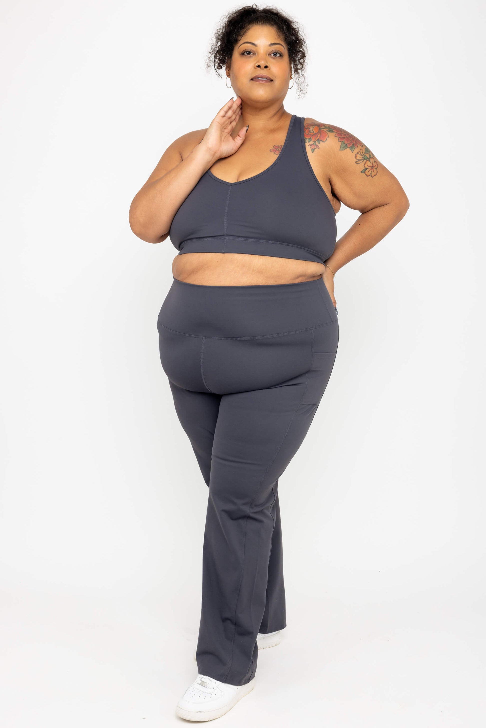 Model wearing Superfit Hero SuperHold™ Straight Leggings in color Carbon, size 3X