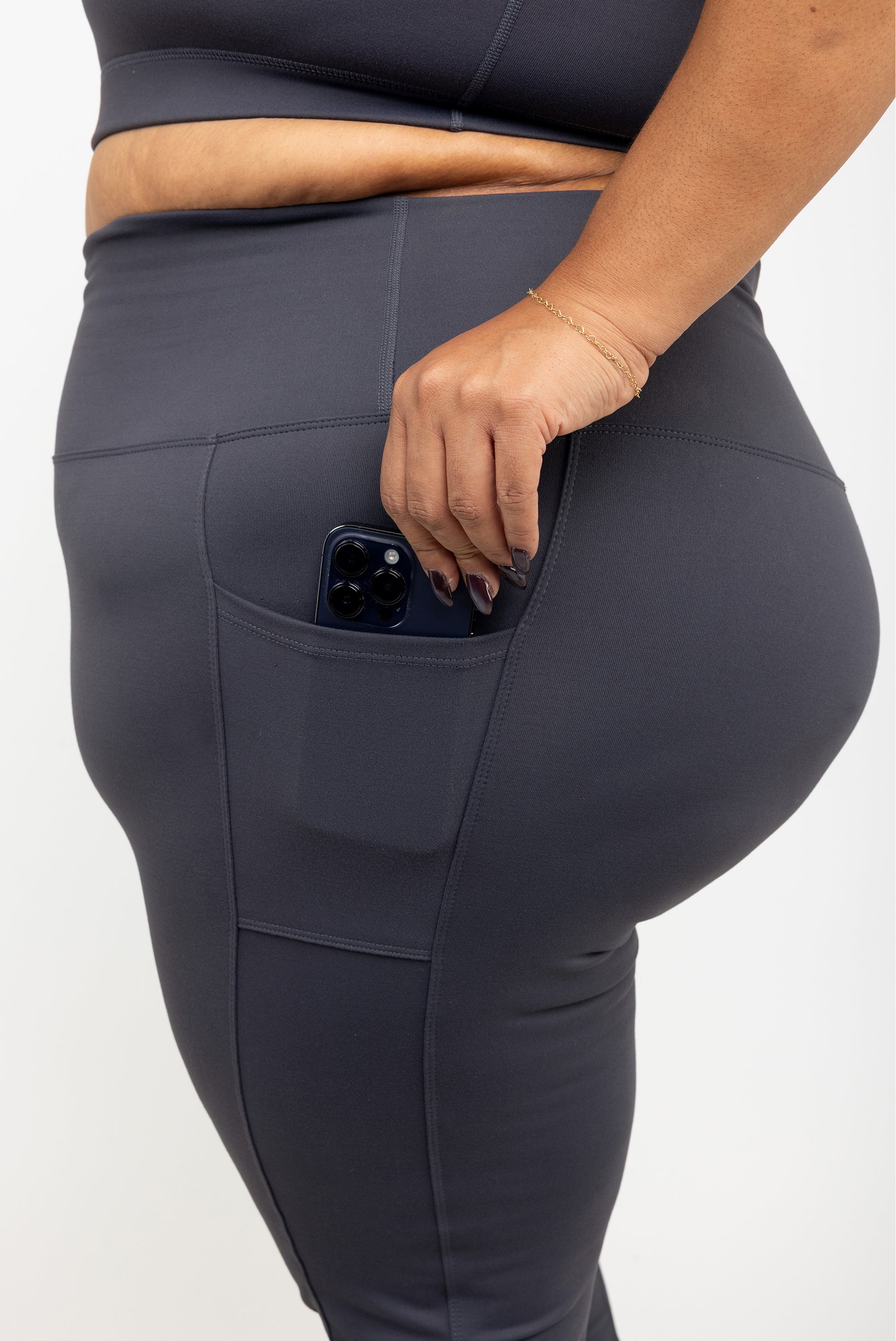 Closeup on pocket, Superfit Hero SuperHold™ leggings in color Carbon, size 3X