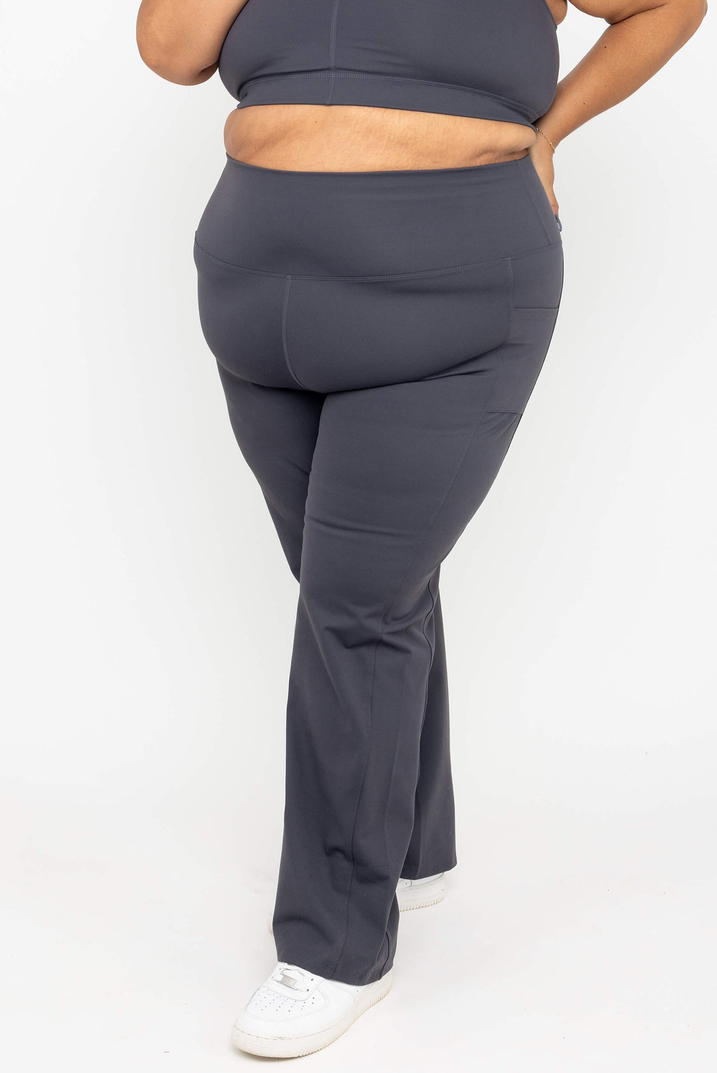 Model wearing Superfit Hero SuperHold™ Straight Leggings in color Carbon, size 3X