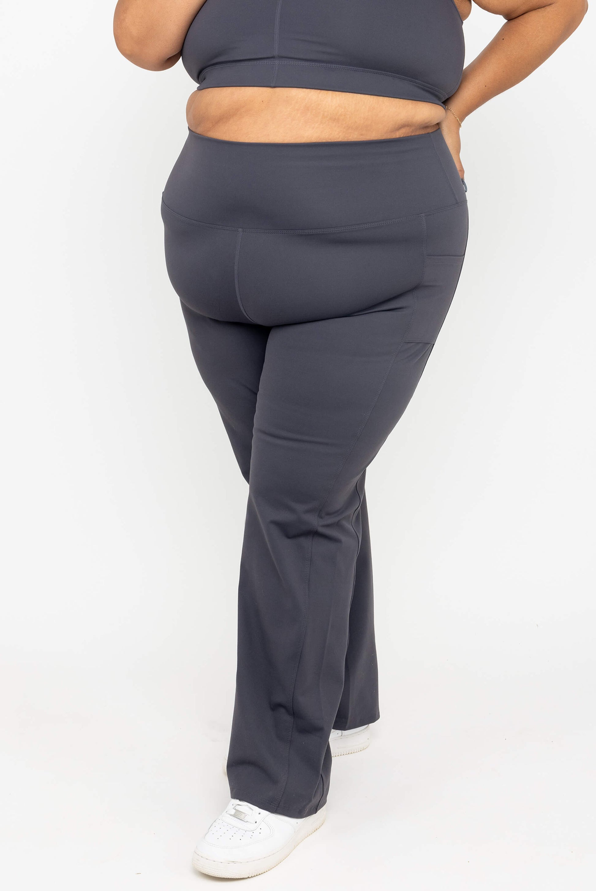 Model wearing Superfit Hero SuperHold™ Straight Leggings in color Carbon, size 3X