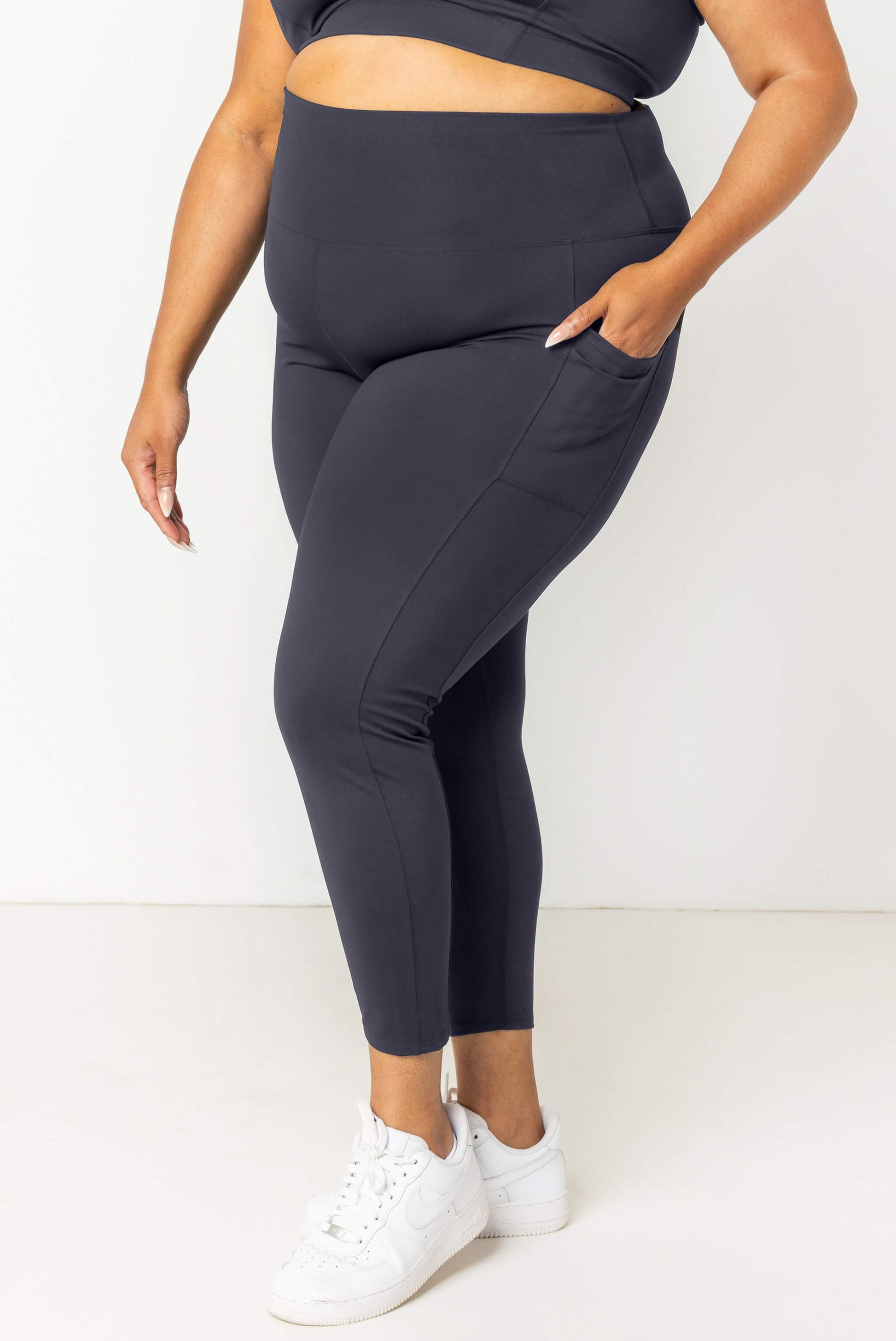 Superfit Hero SuperHold™ Carbon 7/8 leggings profile view on model wearing size 2X with hand in pocket