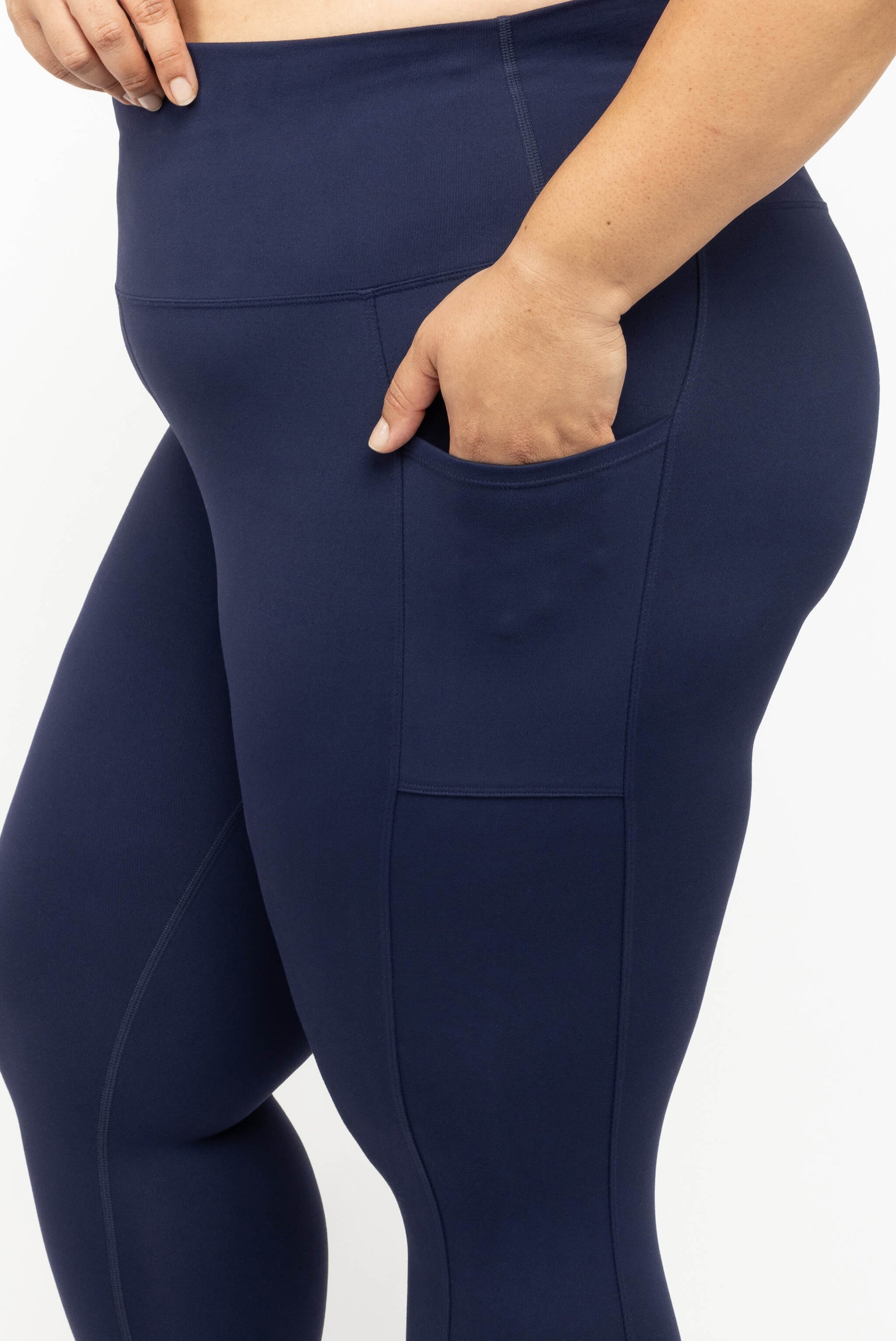 closeup of pockets size 2X compression capris with pockets from Superfit Hero