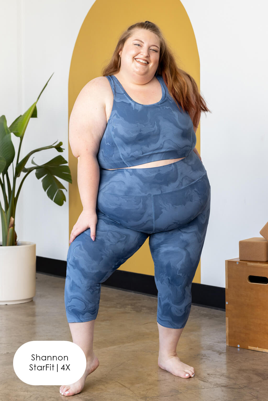 plus size compression capri leggings, moonlight marble, with pockets, front