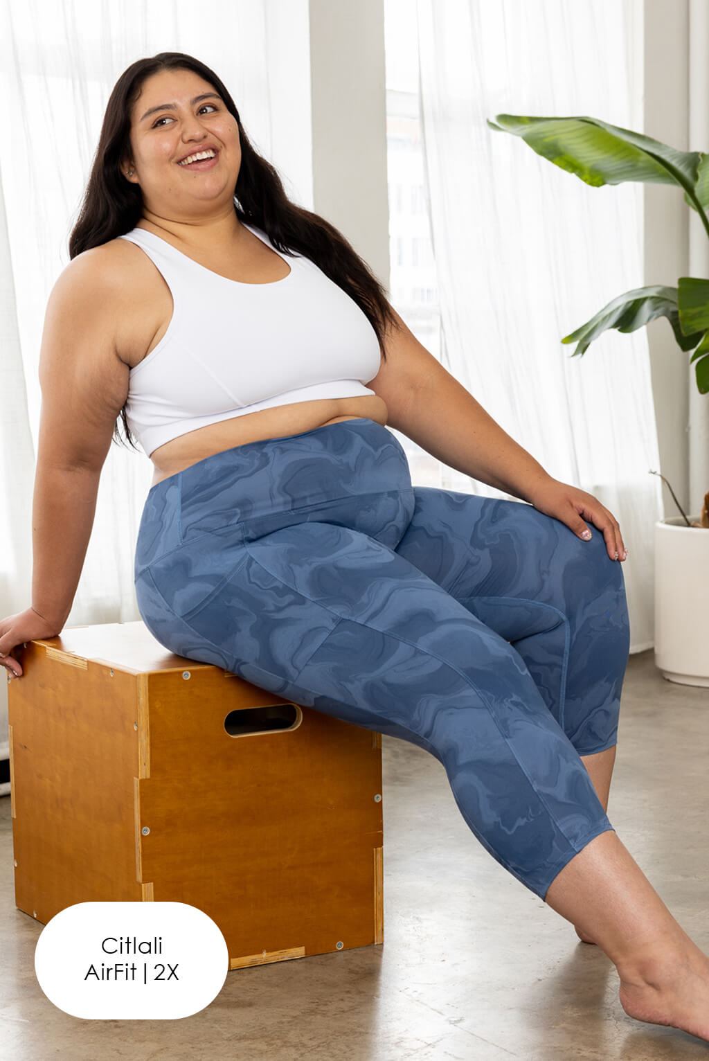 plus size compression capri leggings, moonlight marble, with pockets, seated