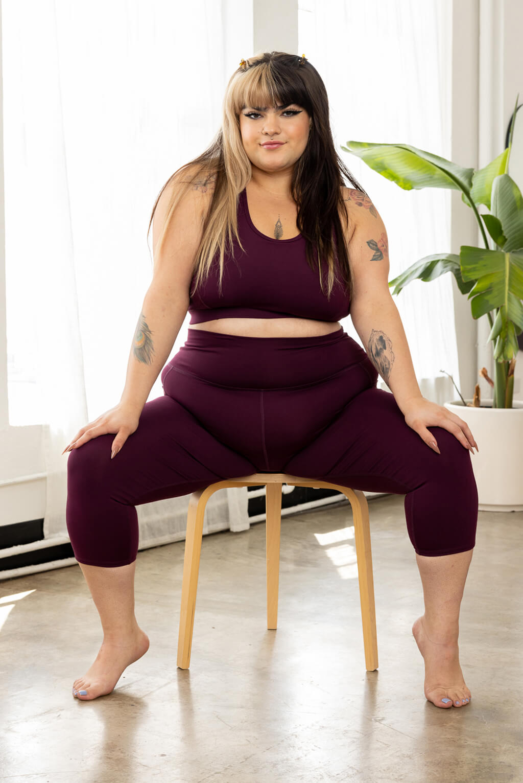 compression capri leggings with pockets for plus size women, burgundy, seated